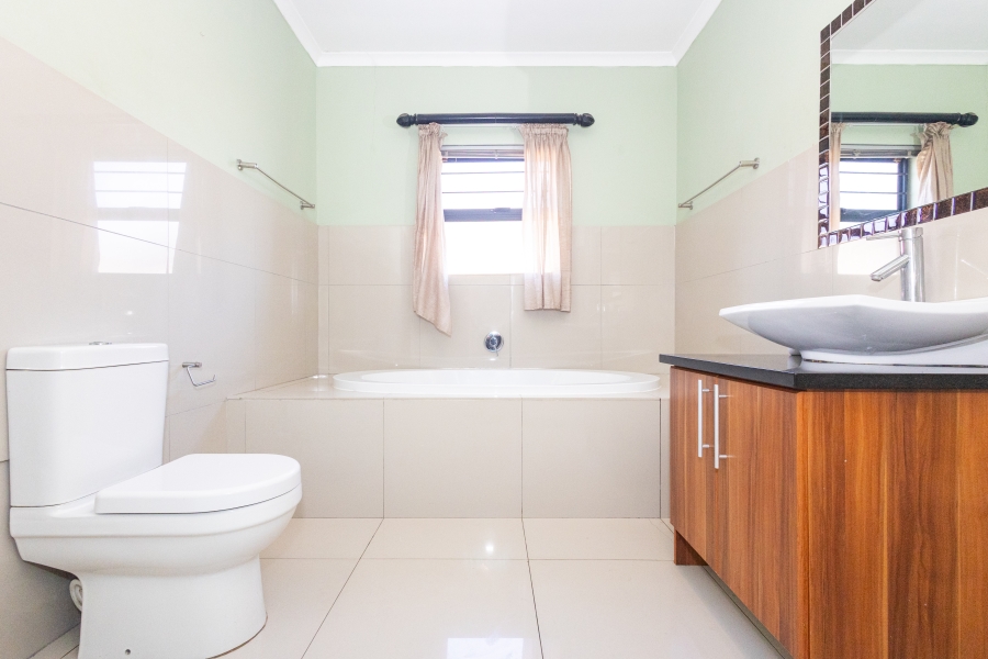 To Let 4 Bedroom Property for Rent in Kaapsig Western Cape